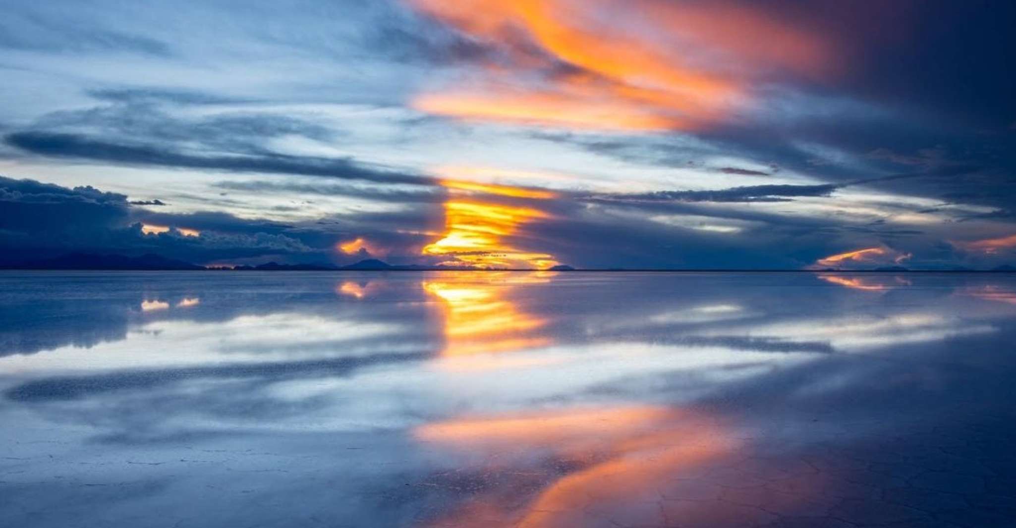 Bolivia, Sunset on the Salar de Uyuni salt flats - Housity