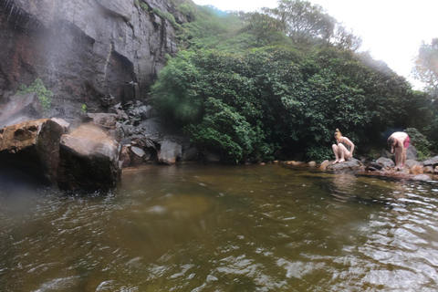 Kandy: Passeio de um dia pelas cachoeiras e vilarejo local com almoço