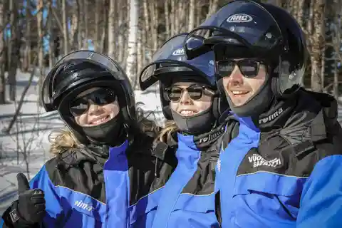Vuokatti: Schneemobil-Safari mit Snacks und heißen Getränken