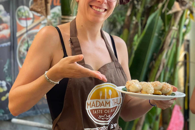 Aula de culinária em Hue: os melhores restaurantes locais com Madame ThuAula de culinária em Hue sem recolha e mercado local