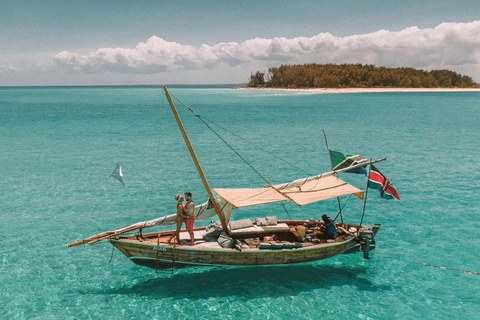 Zanzibar: Mnemba eiland privé dhow cruise met lunch