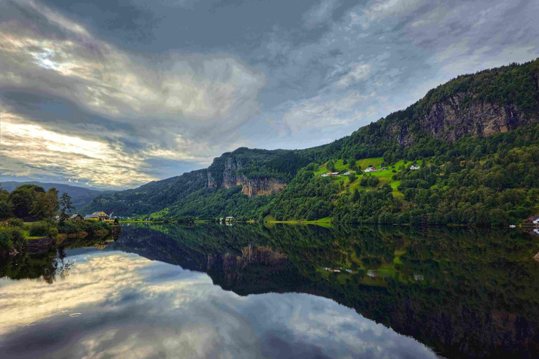 Wycieczka z przewodnikiem: Hardangerfjord, wodospady i przeprawa promem