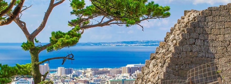 Okinawa : château d'Urasoe, tombe royale et promenade sur les traces de la guerre