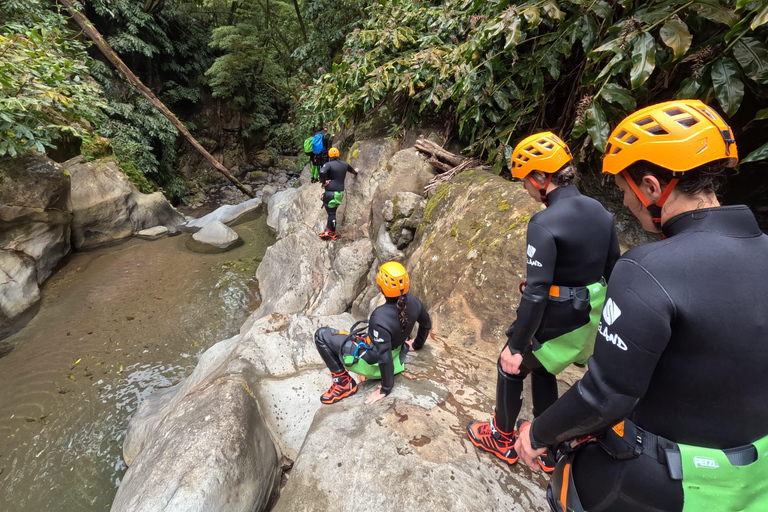 Açores: Aventura de Canyoning no Salto do CabritoAçores: Aventura de canoagem no Salto do Cabrito