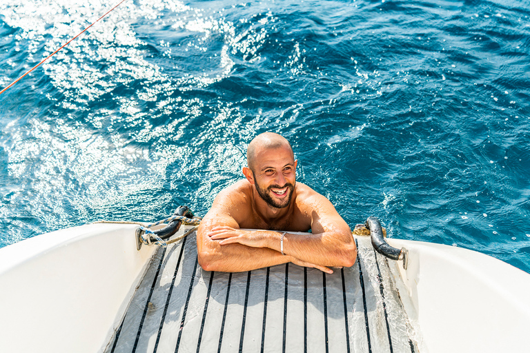 Barcelona: Catamaran cruise overdag of bij zonsondergang met drankjeZonsondergang: boottocht op een catamaran met een kleine groep