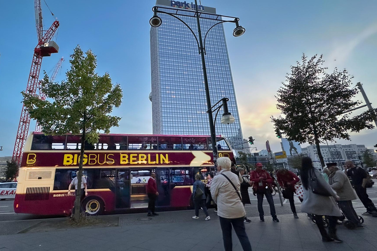 Berlim: Passeio turístico noturno de ônibus com comentários ao vivo