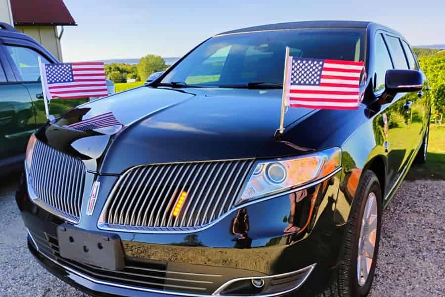 FILMSTARS: Old Mission Weintour in einer Lincoln MKT Limousine. Foto: GetYourGuide FILMSTARS: Old Mission Weintour in einer Lincoln MKT Limousine. Foto: GetYourGuide