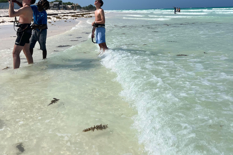 KiteSurf: Prywatne lekcje przed Mnemba, Zanzibar - początkujący/średnio zaawansowaniKitesurfing: prywatne lekcje przed Mnembą, Zanzibar – poziom początkujący/średnio zaawa