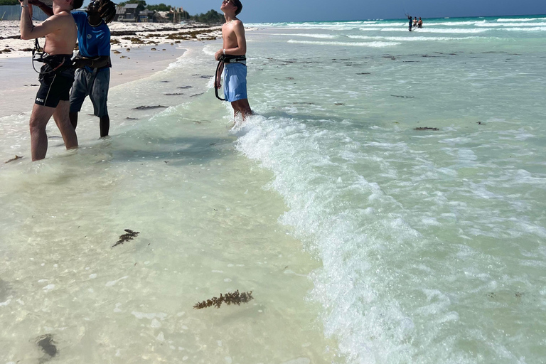 KiteSurf: Prywatne lekcje przed Mnemba, Zanzibar - początkujący/średnio zaawansowaniKitesurfing: prywatne lekcje przed Mnembą, Zanzibar – poziom początkujący/średnio zaawa