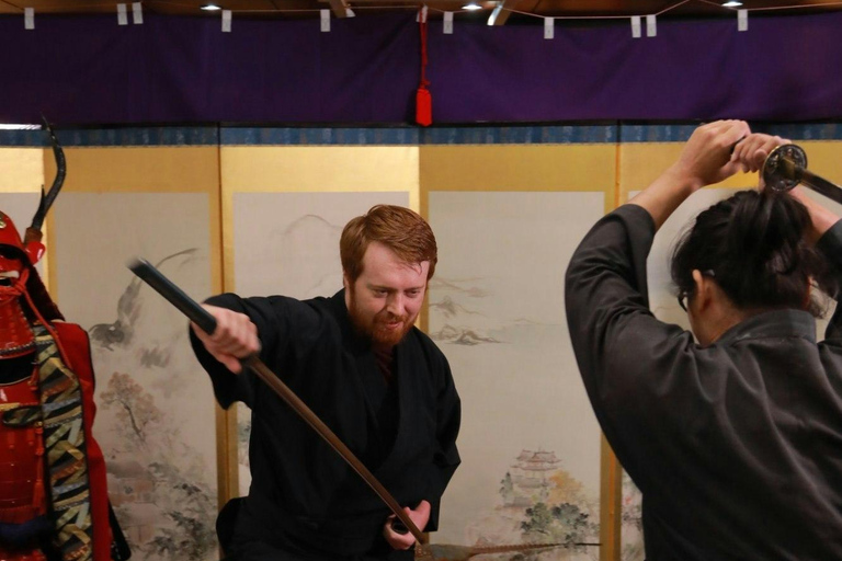 Osaka: 90 minuters lektion i samurajrustning och svärd nära slottetSamurajrustning + samurajsvärdskärning + videofilmning