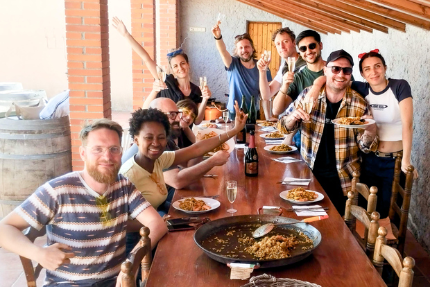 Da Sitges: masterclass di paella, giro in bici e visita alla cantina