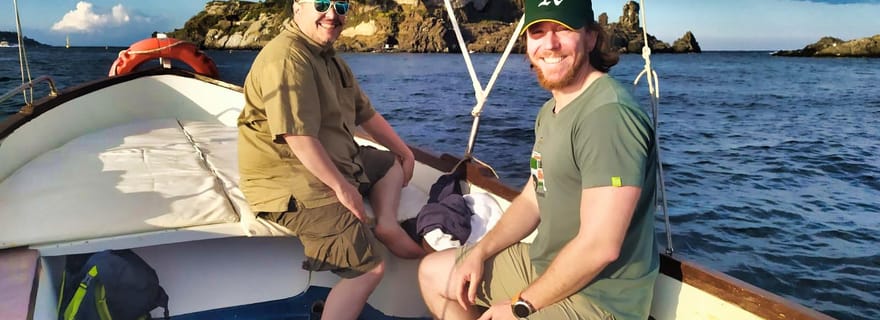 Visite privative d'Aci Trezza : baignade dans les grottes d'Ulysse, dîner familial