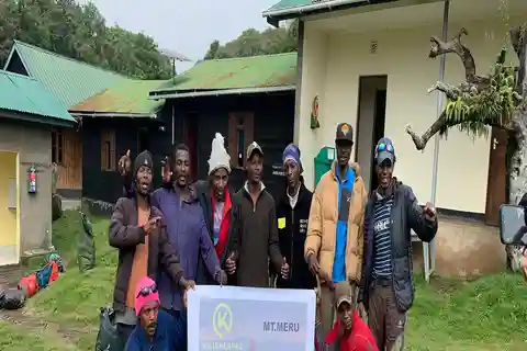Arusha: Subida ao Monte Meru de 4 dias com alojamento