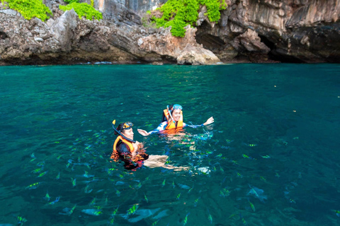 Phuket: Crociera di lusso in catamarano a Maya Bay e all&#039;isola di KhaiServizio di prelievo in hotel a Phuket