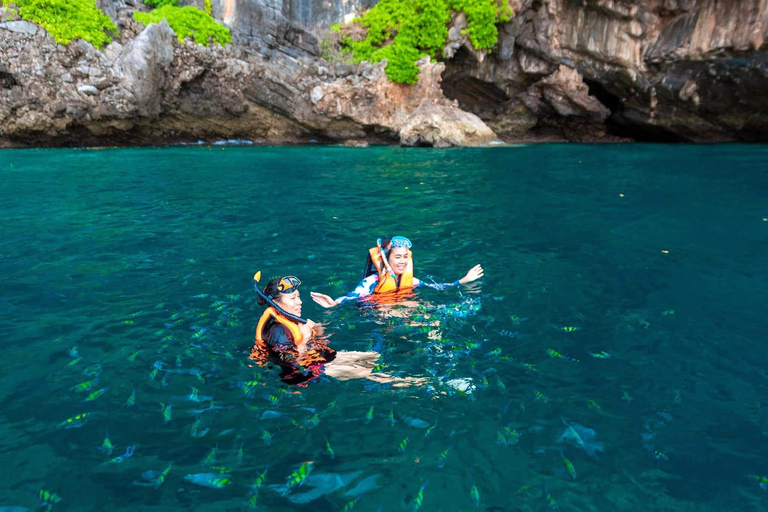 Phuket: Luxe catamaran cruise naar Maya Bay en Khai eilandOphaalservice vanaf je hotel in Phuket