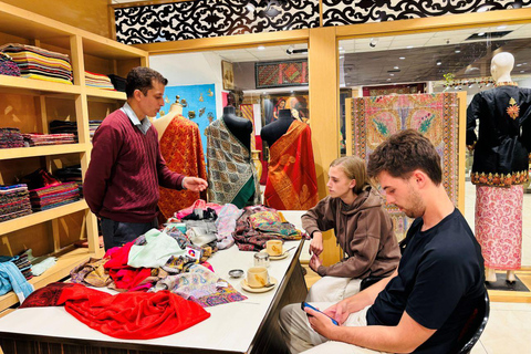 Delhi: Guided Shopping Tour Experience with Female Expert Exclusive Full-Day Shopping Tour with Female Expert Guide