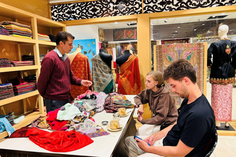 Delhi: Guided Shopping Tour Experience with Female Expert Exclusive Full-Day Shopping Tour with Female Expert Guide
