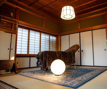 Indringende gezichtsbehandeling in een Japanse ruimte