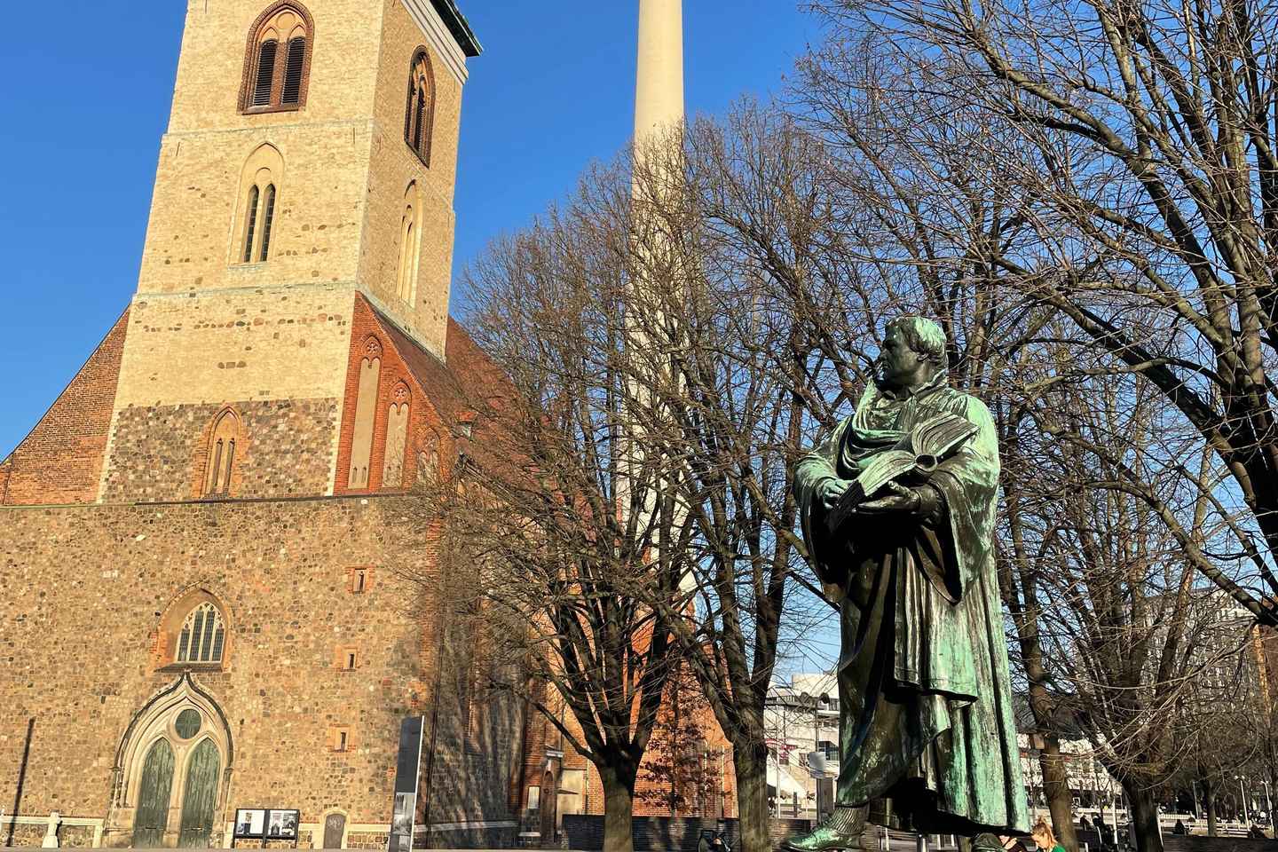 Berlin Food Tour with Full Meal and Beer