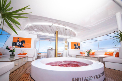 Phuket : excursion en yacht avec déjeuner sur les îles Coral et RachaPhuket : excursion en yacht vers les îles Coral et Racha avec déjeuner