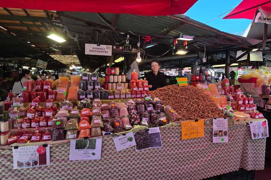 Bratislava: Miletichka-Markt – Foodtour mit Verkostungen. Foto: GetYourGuide Bratislava: Miletichka-Markt – Foodtour mit Verkostungen. Foto: GetYourGuide