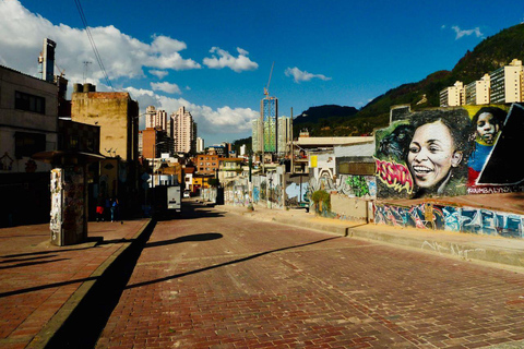 Bogotá: Street Urban Tour with Fruits, Graffiti and Guide