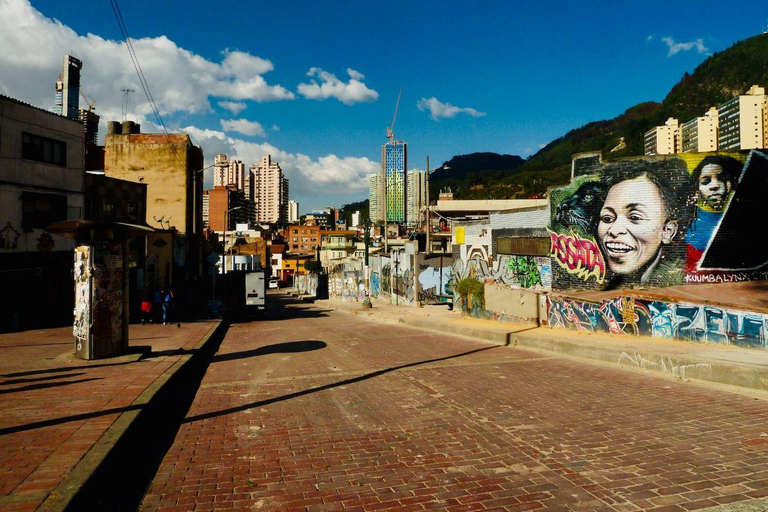 Bogota: Uliczna miejska wycieczka z owocami, graffiti i przewodnikiem