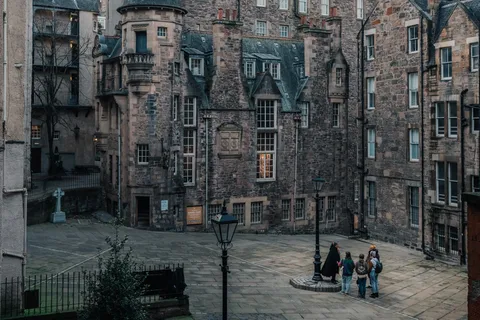 Edinburgh: Immersive Old Town Ghost Walking Tour Experience
