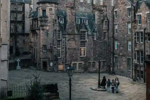 Edinburgh: Immersive Old Town Ghost Walking Tour Experience
