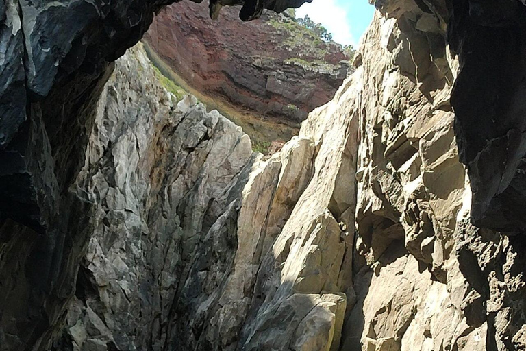 圣米格尔岛：火山奇观、洞穴与历史游船之旅