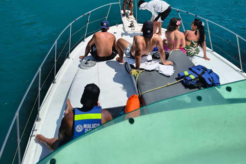 Yacht Tour with Stops at 6 Beaches in Santa Marta + Lunch