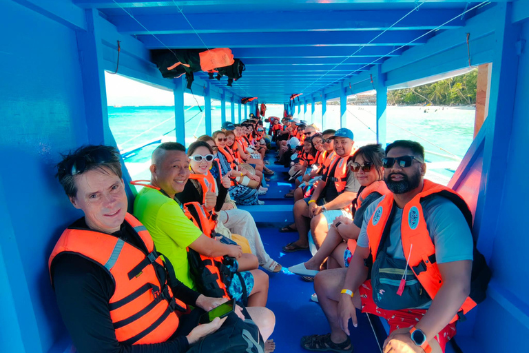 Boracay Budget Shared Boat Island Tour with Lunch