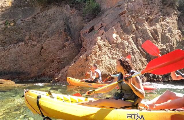 Barcelone : Kayak et plongée en apnée sur la Costa Brava avec déjeuner