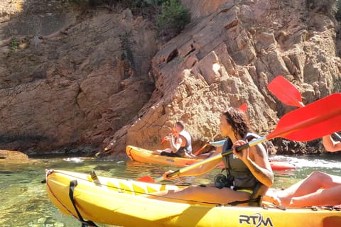 Barcelona: Passeio de caiaque e snorkel na Costa Brava com almoço