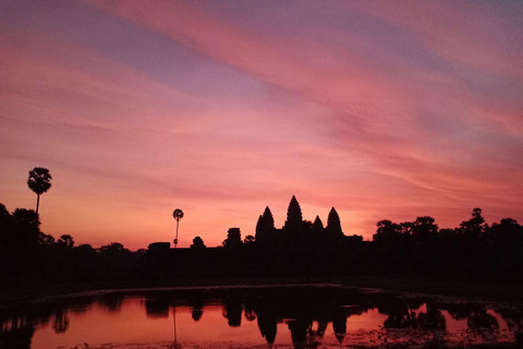 L&#039;alba ad Angkor Wat con un gruppo di condivisione