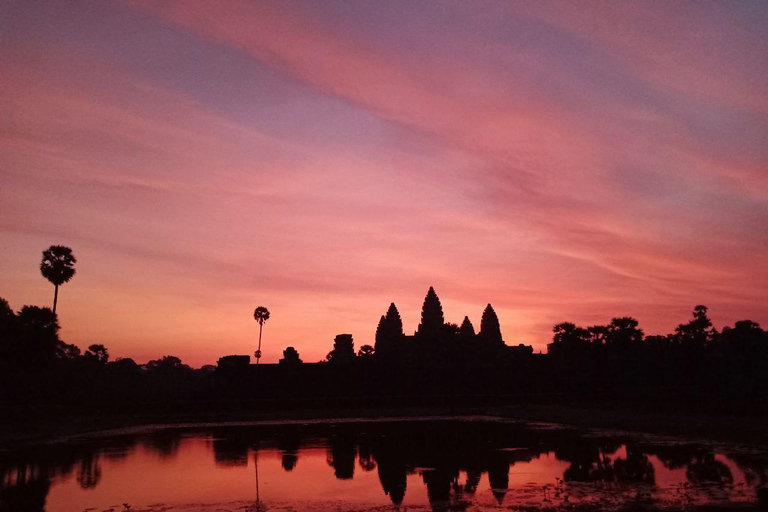 Wschód słońca w Angkor Wat z grupą współdzielącą