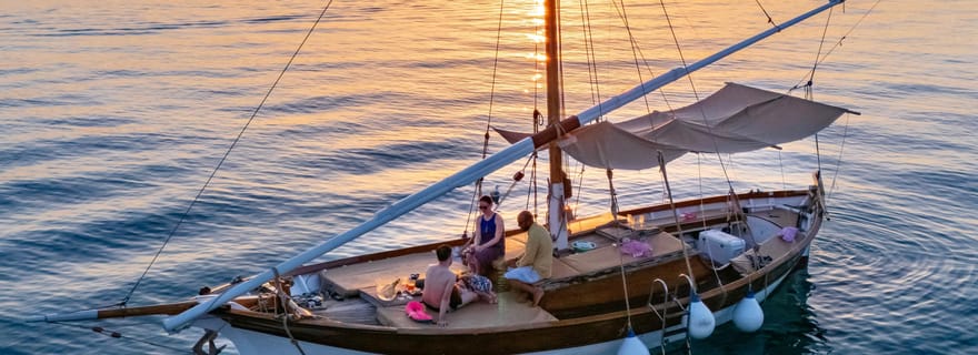 Porto San Paolo : apéritif au coucher du soleil lors d'une croisière vintage à Tavolara