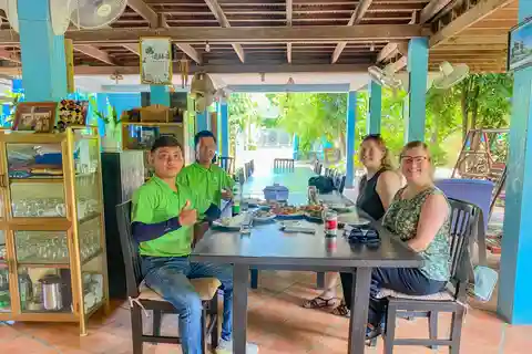 Excursão de 1 dia de Vespa pela Ilha da Seda com almoço em uma casa local