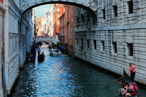 Wenecja: rejs gondolą VIP z szampanem – 1-godzinna wycieczka prywatna