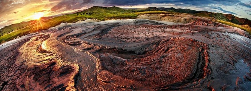 Excursion d'une journée de Bucarest aux volcans de boue et à la région viticole