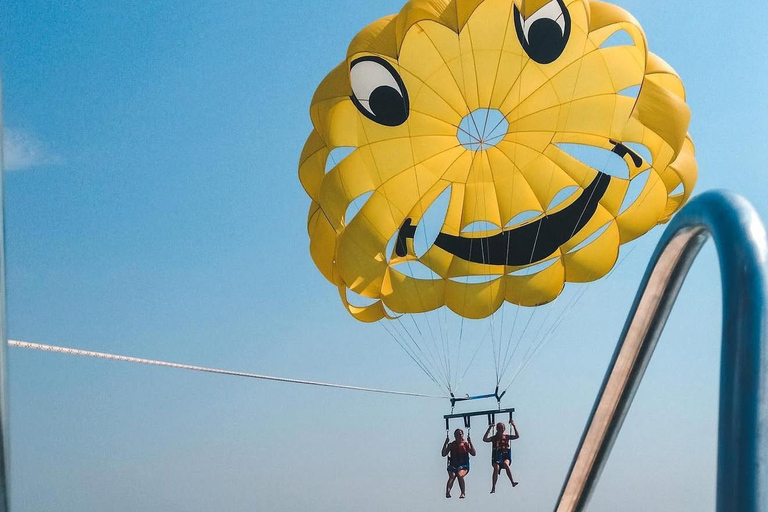Doha: avventura in parasailing sul Golfo Persico