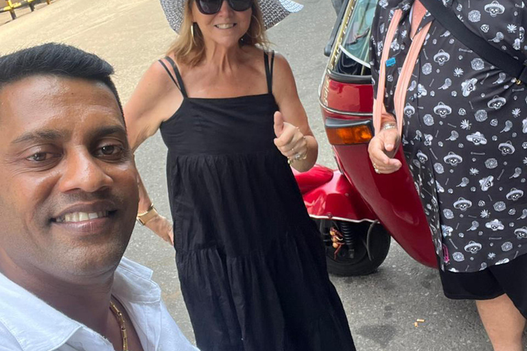 Colombo: Hidden Architecture and Street Art Tuk-Tuk Tour