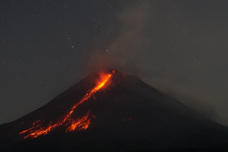 Yogyakarta: Borobudur Sunset and Mount Merapi Lava Tour
