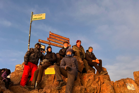 内罗毕：肯尼亚山五日徒步之旅（含餐饮及向导）内罗毕：5 天肯尼亚山徒步旅行（含餐饮和向导