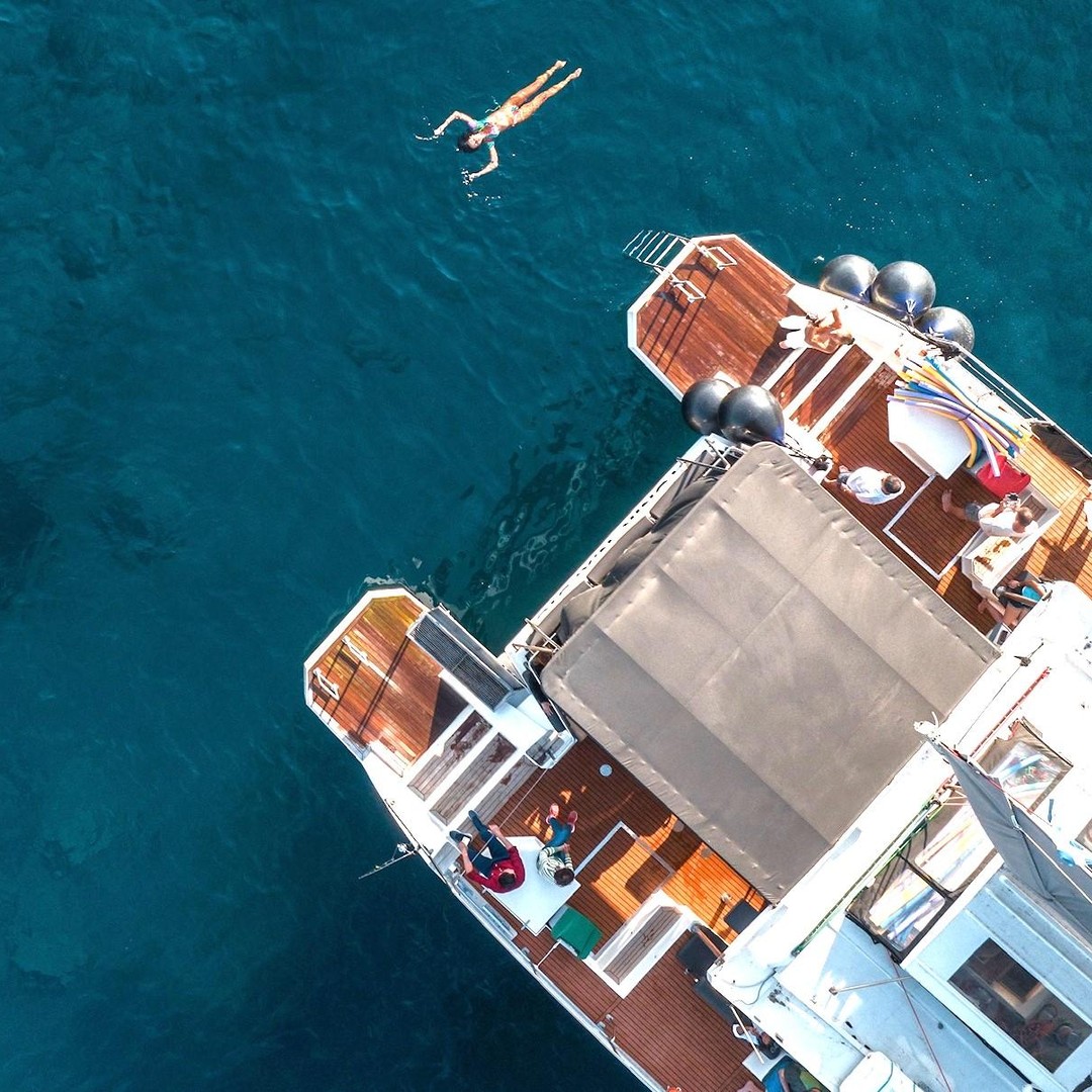 Santorini: Catamaran Caldera Cruise with Meal and Drinks