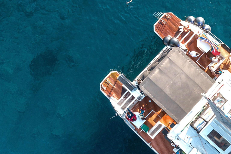 Santorin : Croisière en catamaran sur la caldeira avec repas et boissonsCroisière en journée