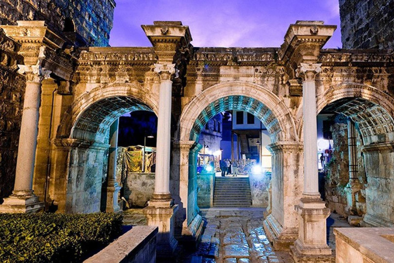 Antalya : Visite guidée de la ville avec billets pour les chutes d'eau et déjeuner.Tour en bateau