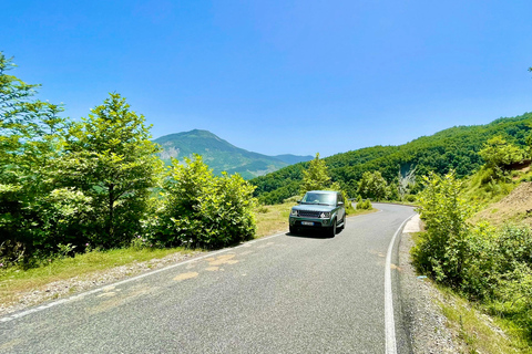 Viagem de 1 dia para a montanha Dajti e a cachoeira Shengjergj em um Land Rover