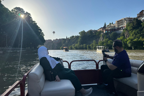 TBILISI: Paseo en barco privado y exclusivo con bebida de bienvenidaTBILISI: Paseo en barco privado exclusivo y con bebida de bienvenida