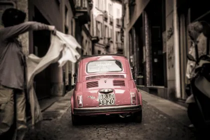 Mailand: Langsame Tour mit dem alten roten Fiat 500 (1 Stunde, 1 Halt)